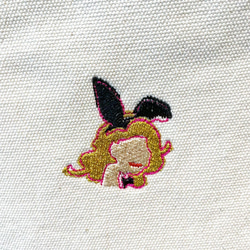 刺繍バニーポーチ 2枚目の画像