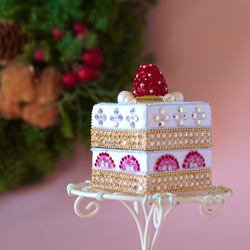 艶めくパールと煌めく苺のショートケーキ宝石箱 1枚目の画像