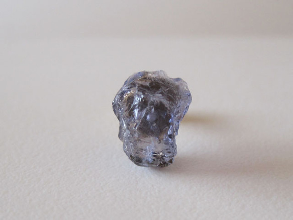 アイオライトの原石ピアス／Tanzania 片耳 14kgf 1枚目の画像