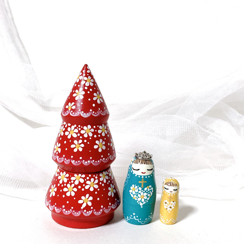 赤のクリスマスツリーとマトリョーシカ【567】 その他インテリア雑貨