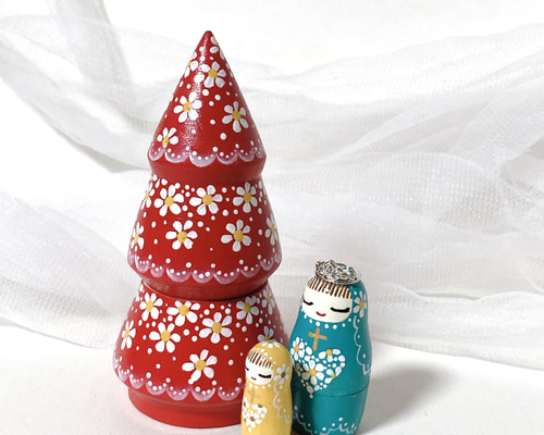 赤のクリスマスツリーとマトリョーシカ【567】 その他インテリア雑貨