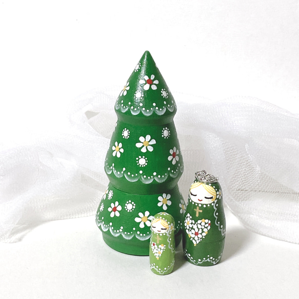 緑のクリスマスツリーとマトリョーシカ【580】 1枚目の画像