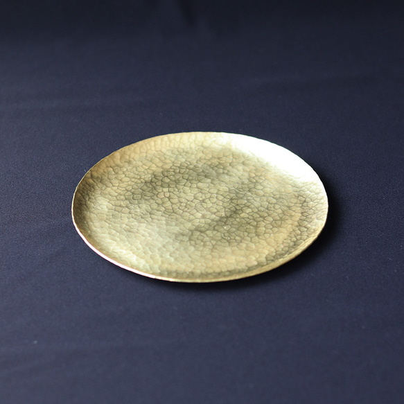 鎚目模様の真鍮皿 [　満月平皿　] 5枚目の画像