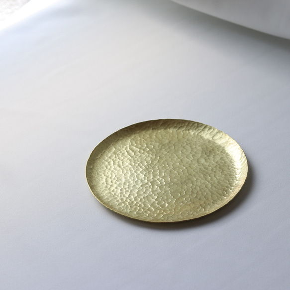 鎚目模様の真鍮皿 [　満月平皿　] 11枚目の画像