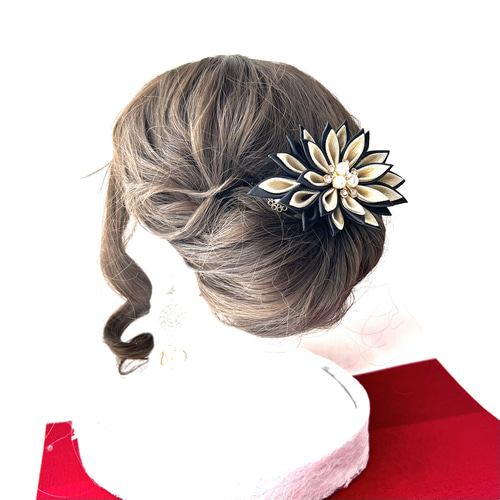 超人気の雑貨店 ブラックとゴールドのつまみ細工バレッタ バレッタ にこのん ヘアアレンジ