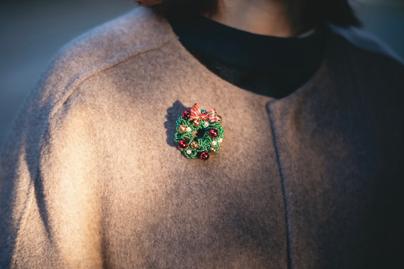 【即納】＜白いリボン＞リースブローチ　　Merry Christmas　手編み　レース編み 3枚目の画像