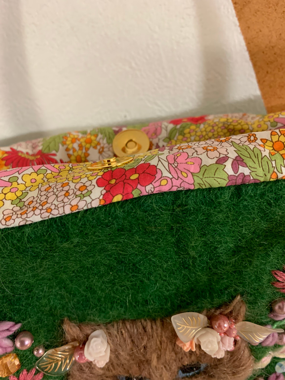 猫さんとビーズ刺繍のバッグ　羊毛フェルト生地のバッグ 12枚目の画像