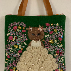 猫さんとビーズ刺繍のバッグ　羊毛フェルト生地のバッグ 1枚目の画像