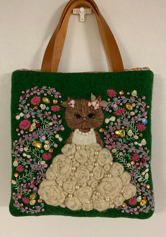 猫さんとビーズ刺繍のバッグ　羊毛フェルト生地のバッグ 1枚目の画像