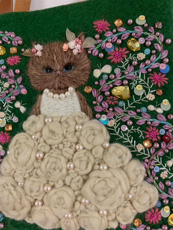 猫さんとビーズ刺繍のバッグ　羊毛フェルト生地のバッグ 5枚目の画像