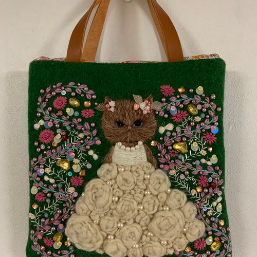 猫さんとビーズ刺繍のバッグ 羊毛フェルト生地のバッグ ハンドバッグ 