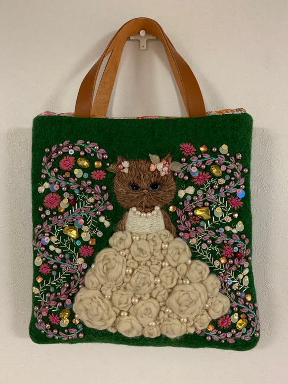 猫さんとビーズ刺繍のバッグ　羊毛フェルト生地のバッグ 3枚目の画像