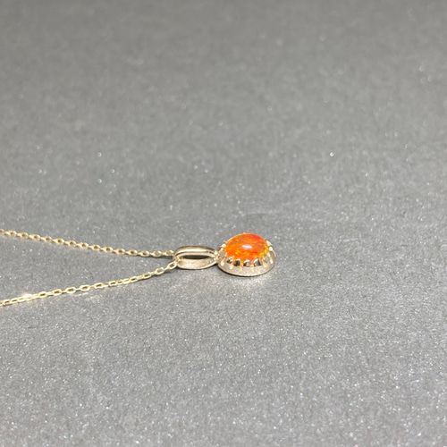 濃いオレンジ色のなかに美しい赤や緑の遊色が出ていて、目が釘付けに