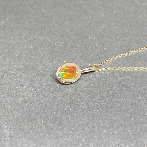 濃いオレンジ色のなかに美しい赤や緑の遊色が出ていて、目が釘付けに