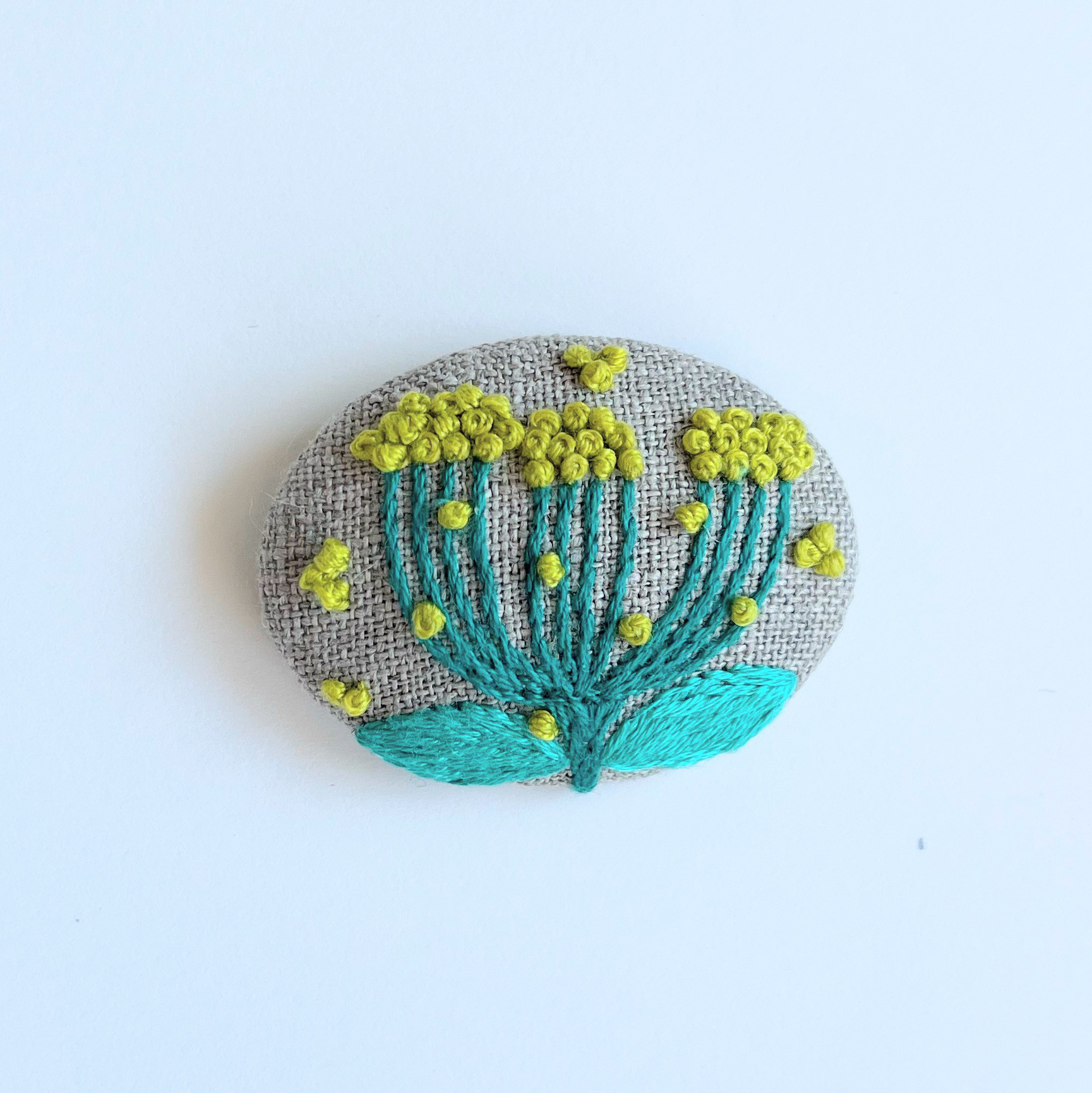 北欧風お花の刺繍ブローチ【hokuo】h140