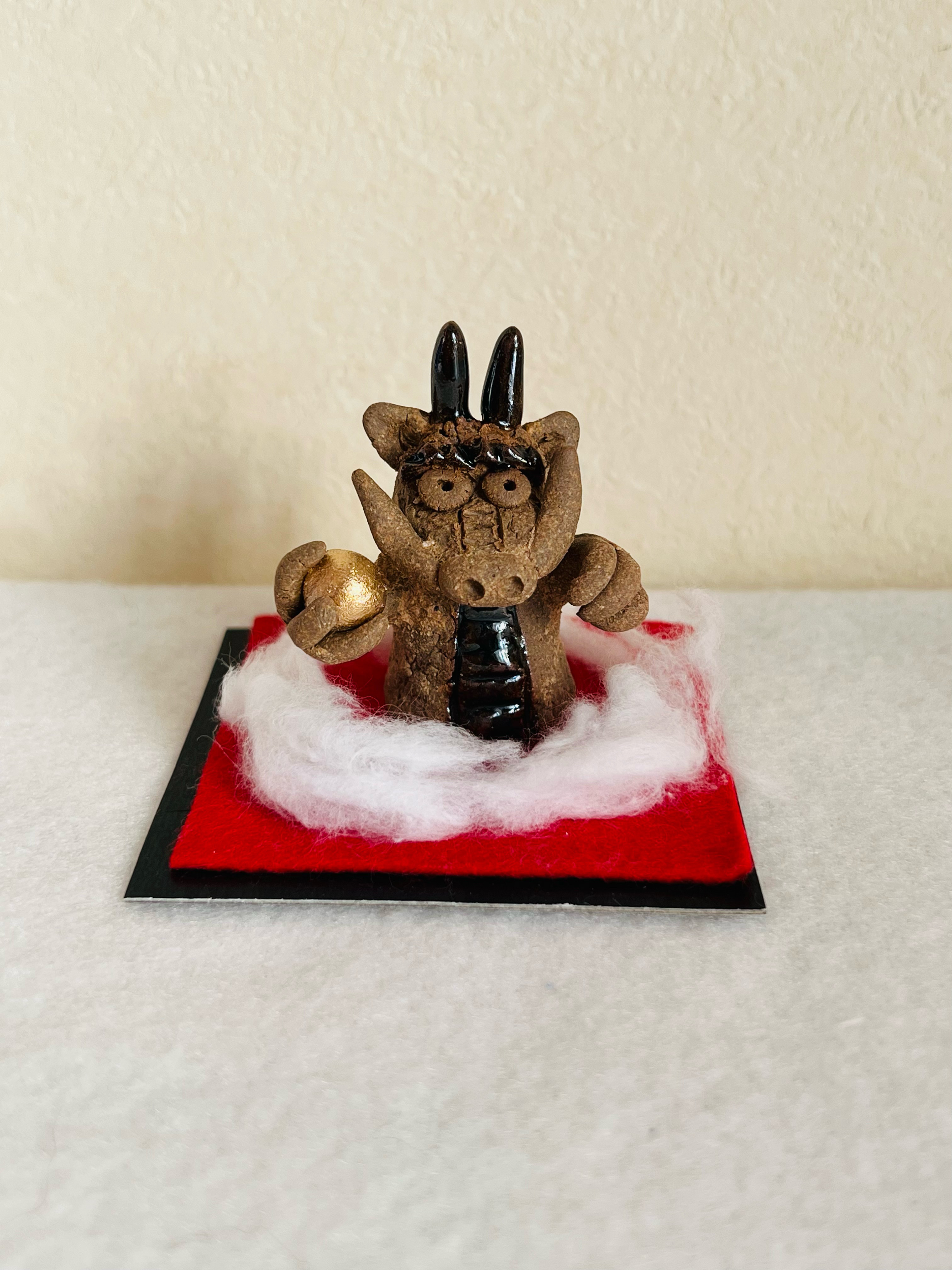 ドラゴンの陶器置物