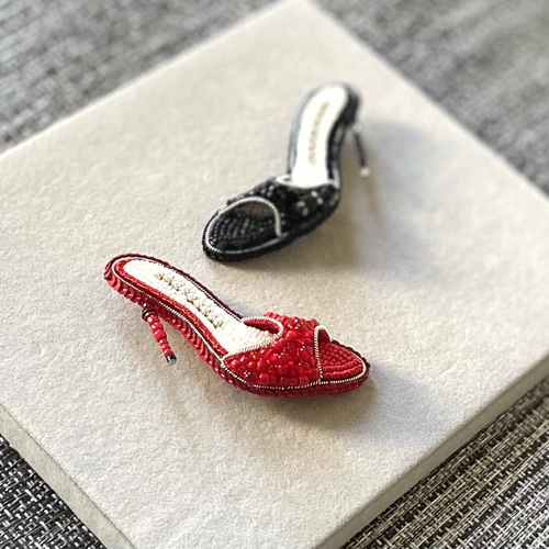 アンティークの赤とシルバーの花柄ビーズ 刺繍　ハンドメイド アンティークの赤とシルバーの花柄ビーズ 刺繍 ハンドメイド