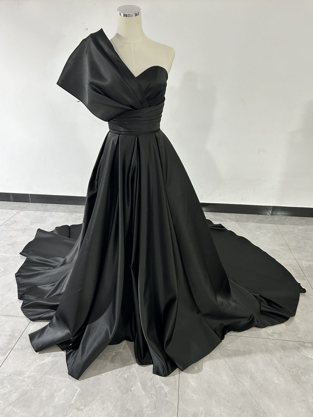 黒ワンショルダーローズフラワートレーンロングドレスパーティー薔薇ヌーディー高級 黒ワンショルダーローズフラワートレーンロングドレスパーティー