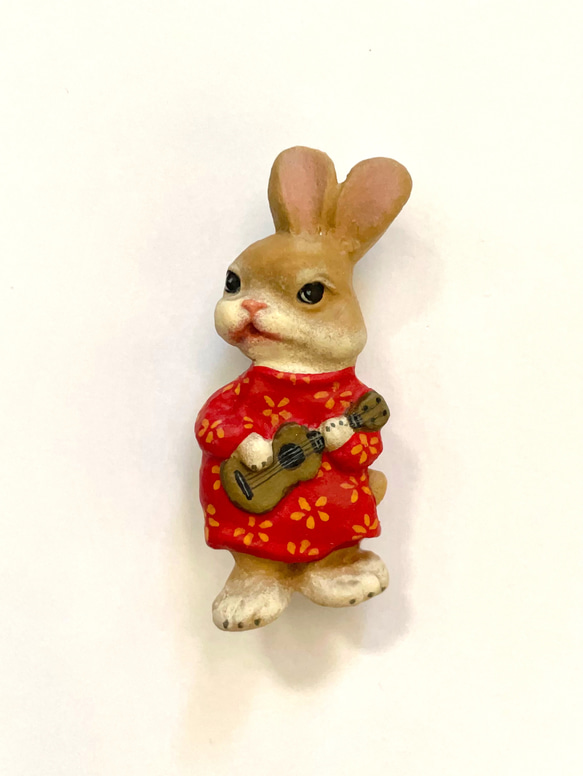 立体ブローチ(ウクレレウサギ) 1枚目の画像
