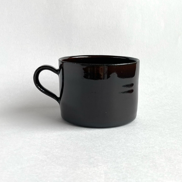 シンプルなマグカップ(ダークブラウン・横長) コーヒーカップ / 陶器 1枚目の画像