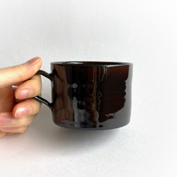 シンプルなマグカップ(ダークブラウン・横長) コーヒーカップ / 陶器 2枚目の画像
