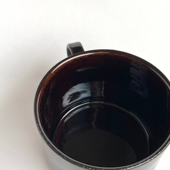 シンプルなマグカップ(ダークブラウン・横長) コーヒーカップ / 陶器 6枚目の画像
