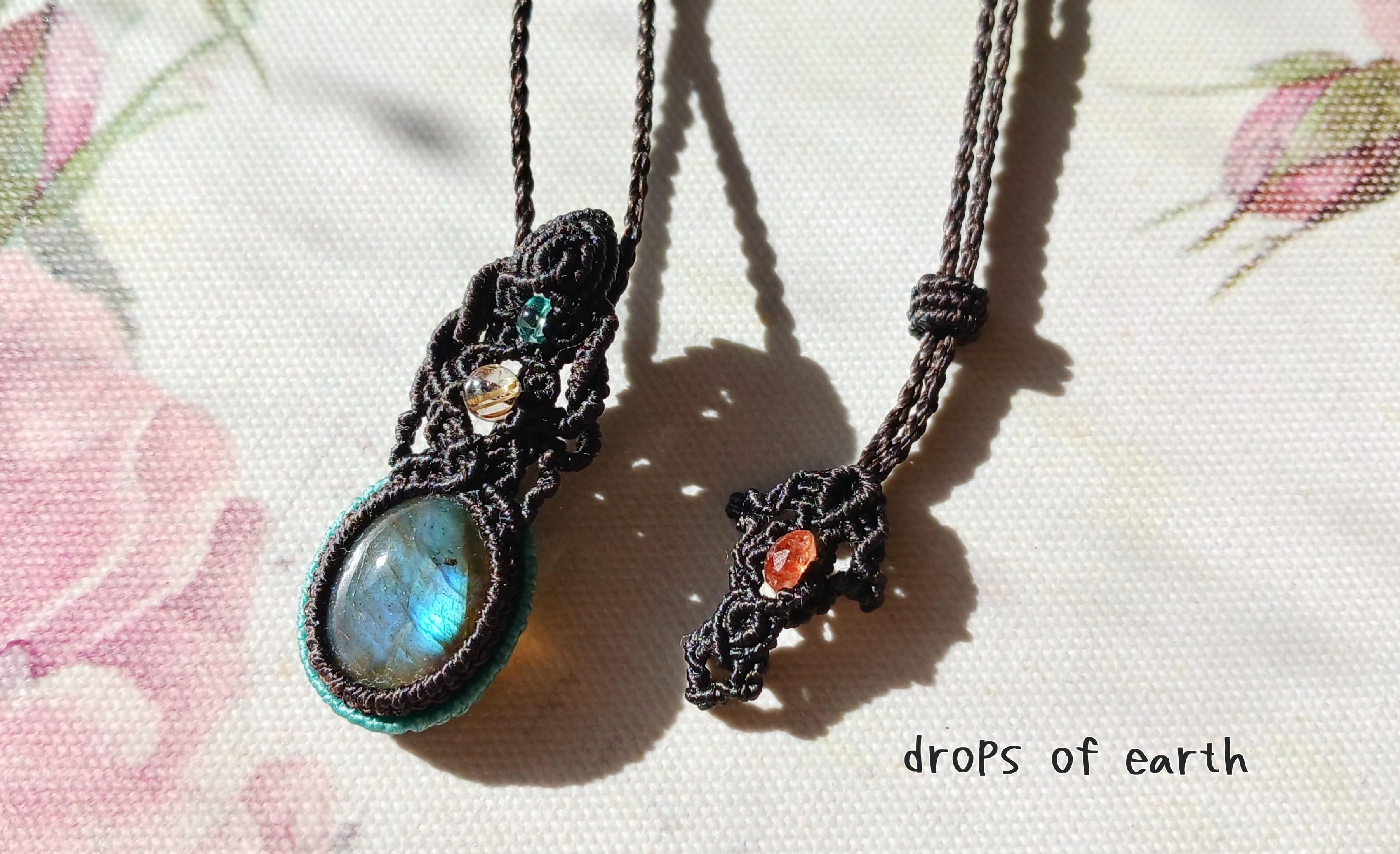 ラブラドライトのマクラメペンダント