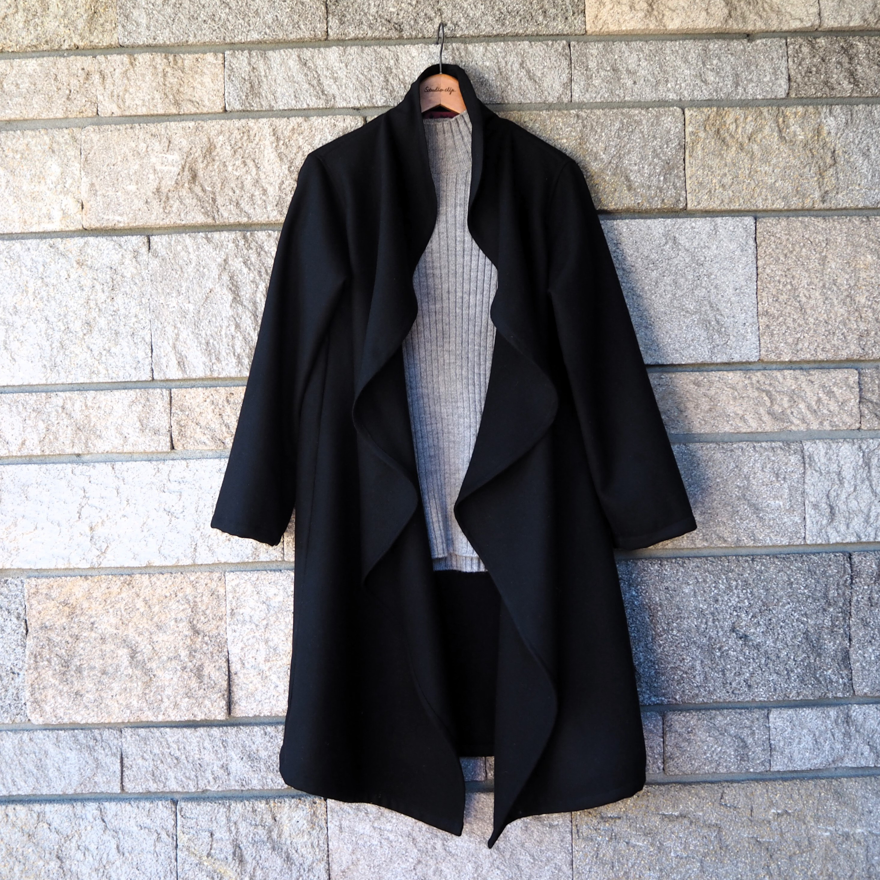 中肉ウールブラック　　　前ドレープコーディガン