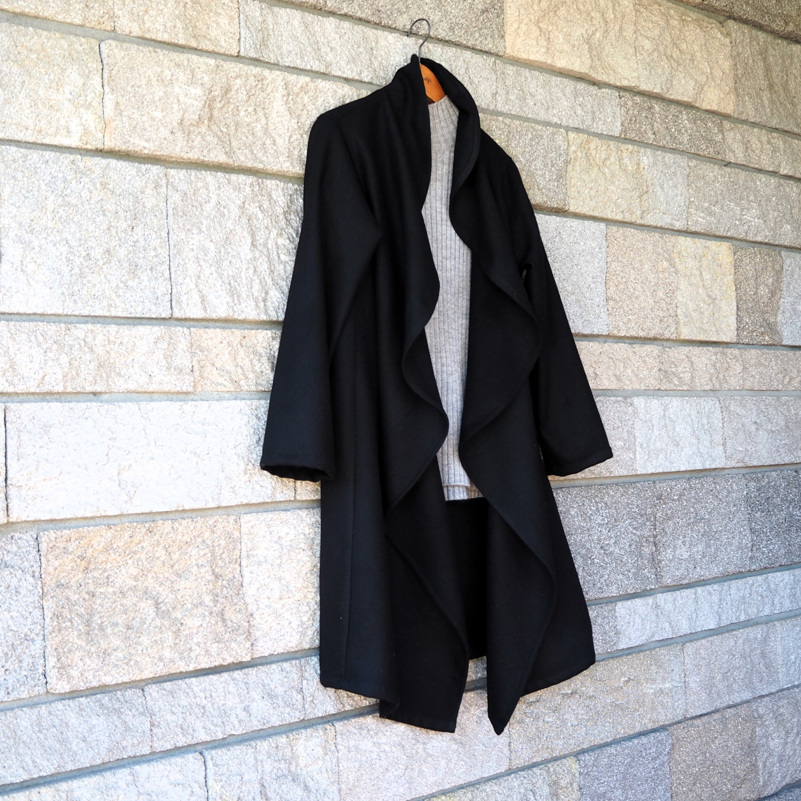 中肉ウールブラック　　　前ドレープコーディガン