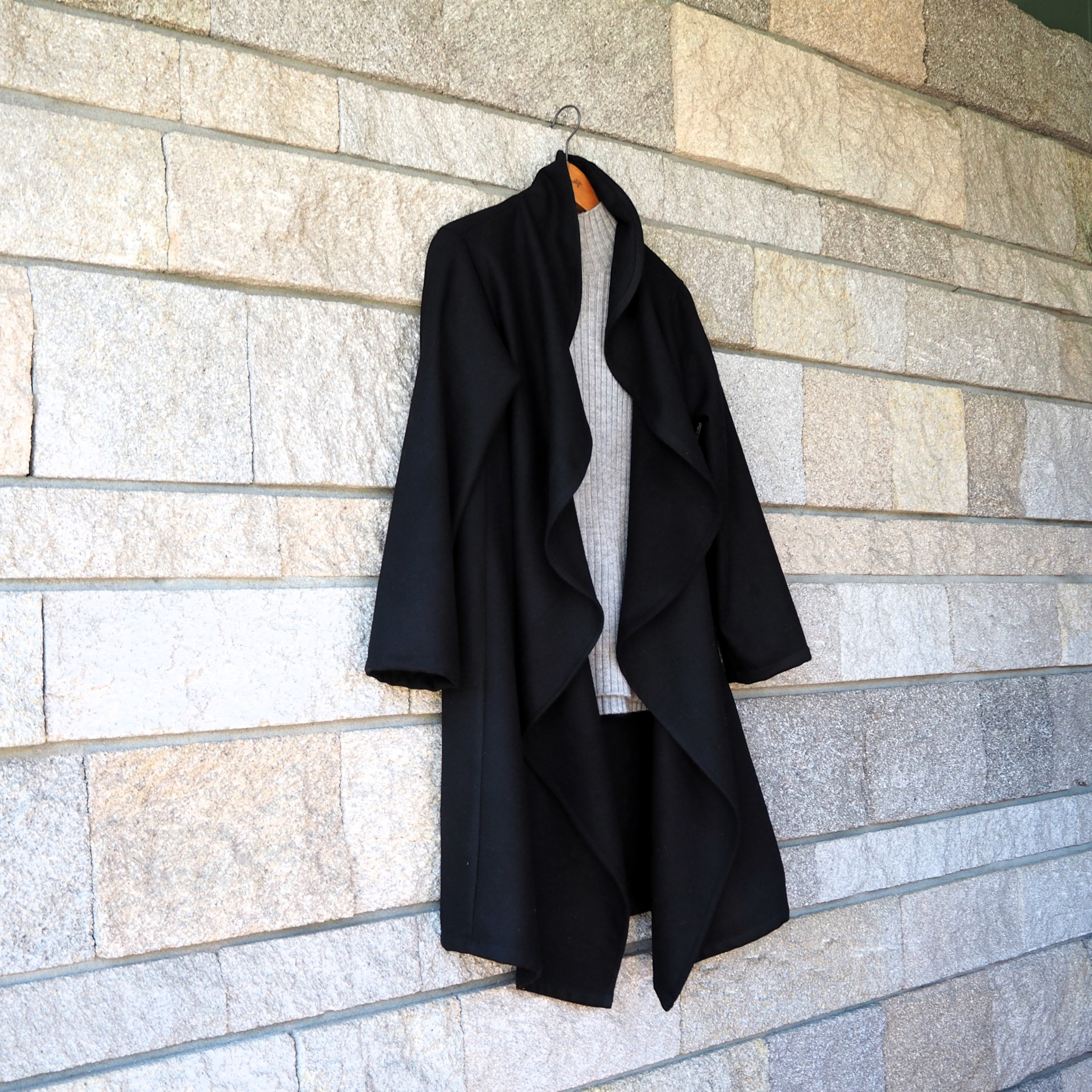 中肉ウールブラック　　　前ドレープコーディガン