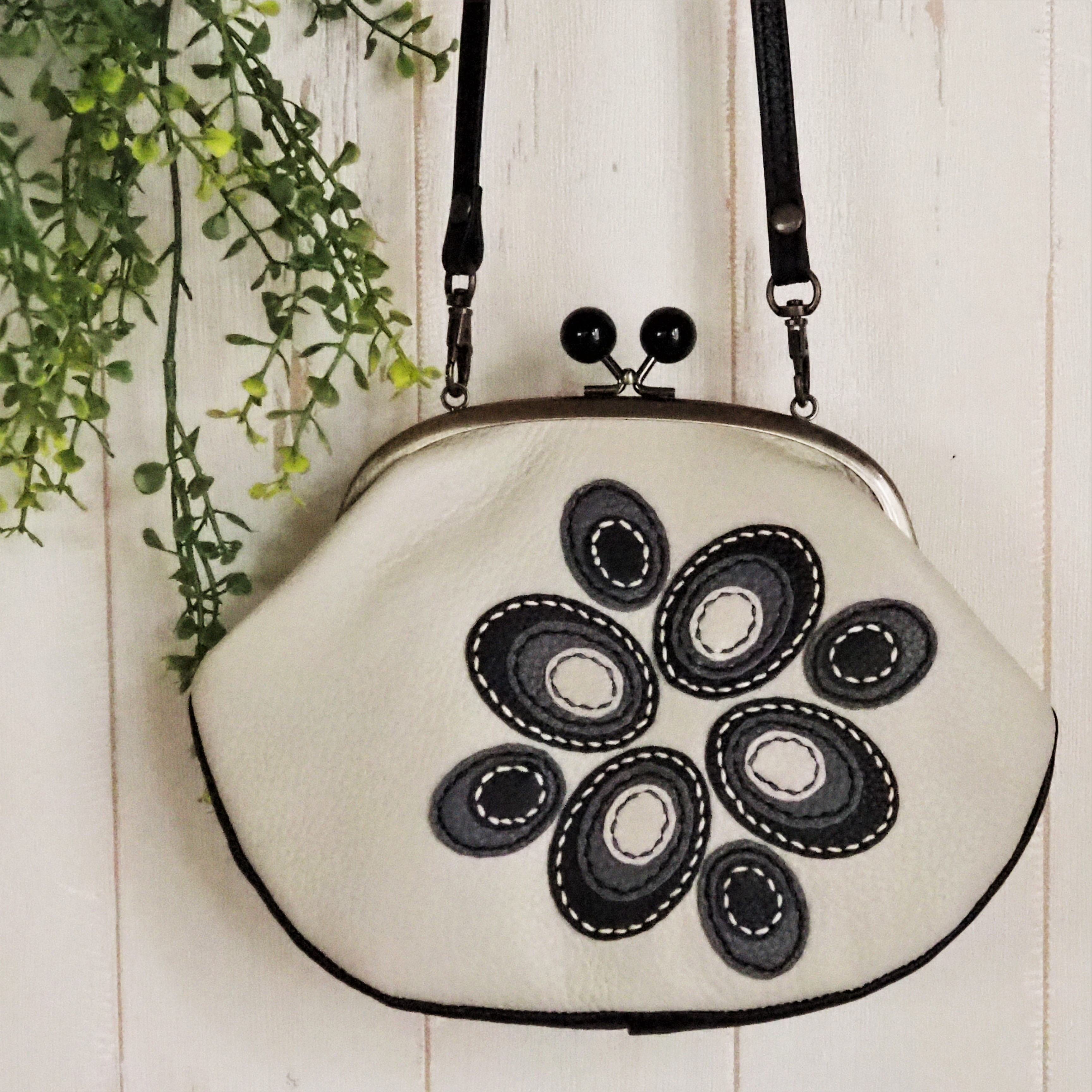 モザイク・がま口ポシェット・モノクロ　本革・手縫・即納