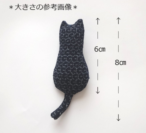 ＊送料無料＊　古布　猫ちゃんの形のブローチ 3枚目の画像