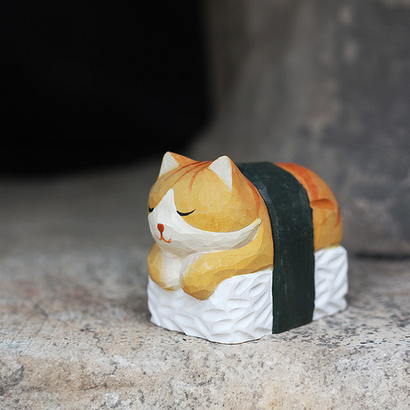 寿司猫の木彫り、実木のテーブルの置物、猫好きの友人へ 5枚目の画像