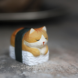 寿司猫の木彫り、実木のテーブルの置物、猫好きの友人へ 3枚目の画像