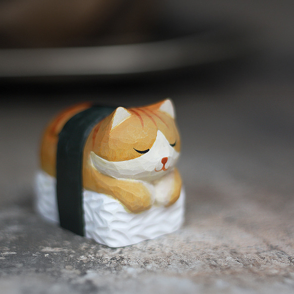 寿司猫の木彫り、実木のテーブルの置物、猫好きの友人へ 3枚目の画像