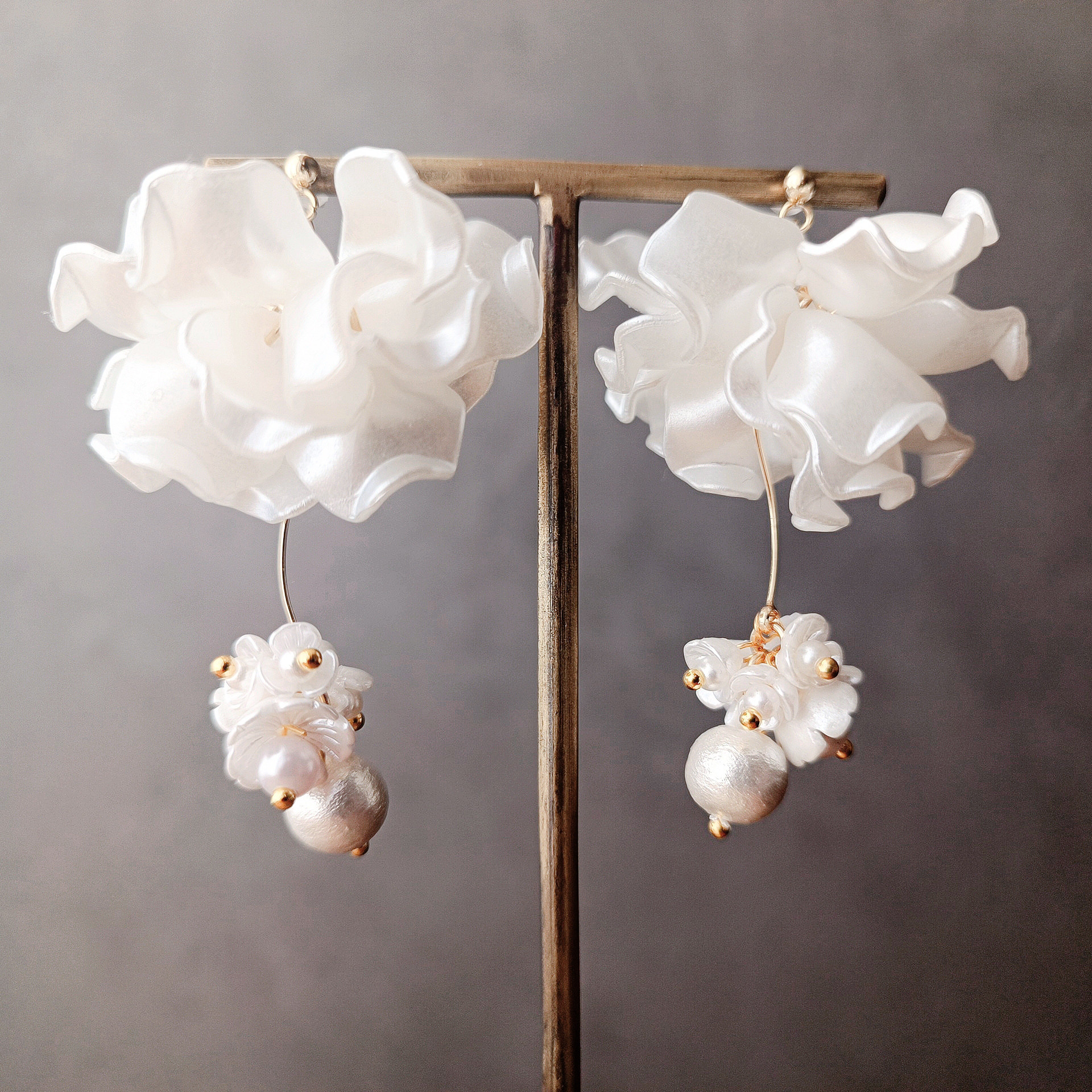 ホイップフリル パール 花嫁 白  ピアス イヤリング フォーマル 大ぶり 揺れる 結婚式 ウェディング ブライダル