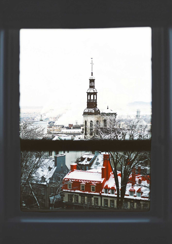 窓から見える塔のある街の風景 - 冬の静寂が包む古き良き街 インテリアポスター 4枚目の画像