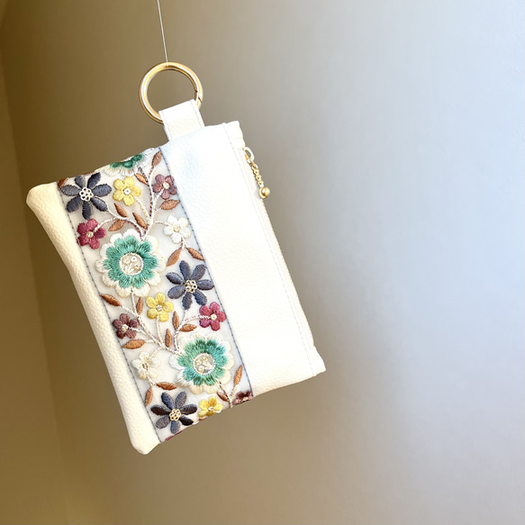 刺繍リボン付きポーチ  白地×カラフルなお花 人気・おすすめ｜使いやすい・旅行におすすめ 品質保証 全国発送 正規品・日本国内発送・安心保証付き