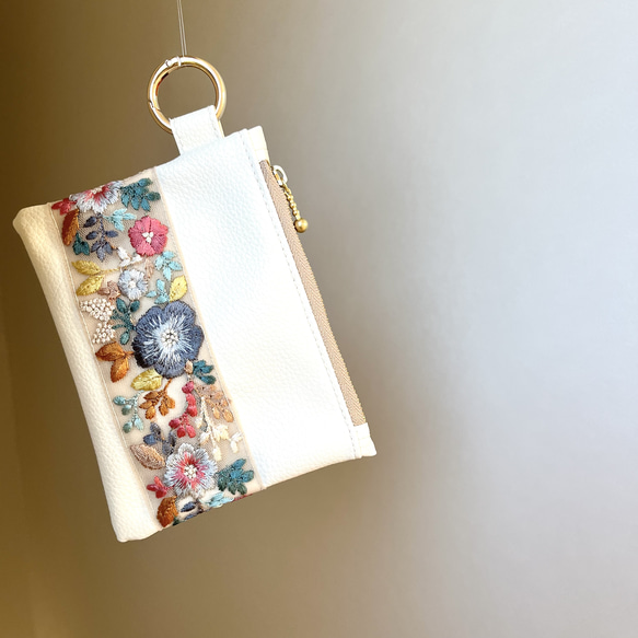 刺繍リボン付きポーチ  白地×カラフルなお花 人気・おすすめ｜使いやすい・旅行におすすめ 品質保証 全国発送 正規品・日本国内発送・安心保証付き