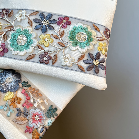 刺繍リボン付きポーチ  白地×カラフルなお花 人気・おすすめ｜使いやすい・旅行におすすめ 品質保証 全国発送 正規品・日本国内発送・安心保証付き