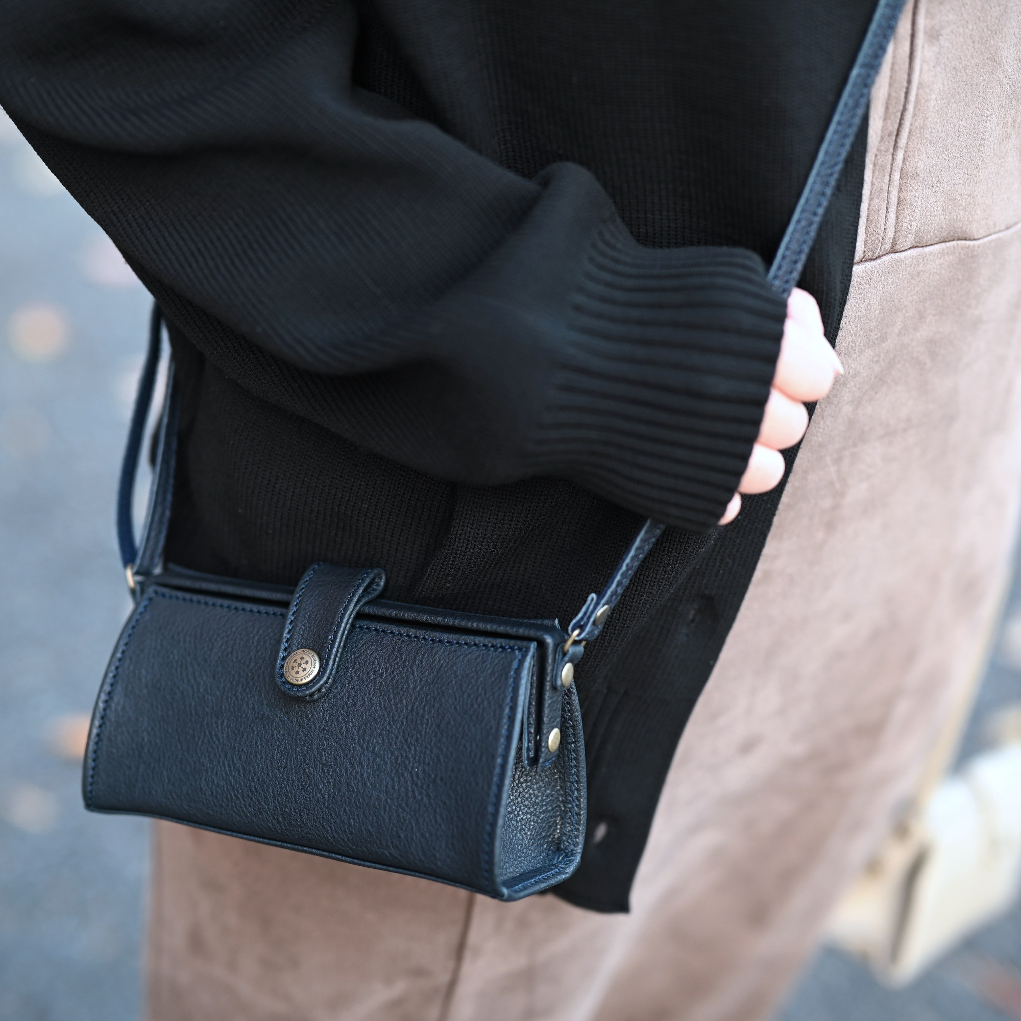 がまぐちスマホポシェット  ソフトヌメ革　ネイビー