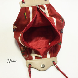 インポートプリントとツイード生地使った遊び心満載のバッグ。革がアクセントの赤い細い手紐とのバランスが絶妙！ 7枚目の画像