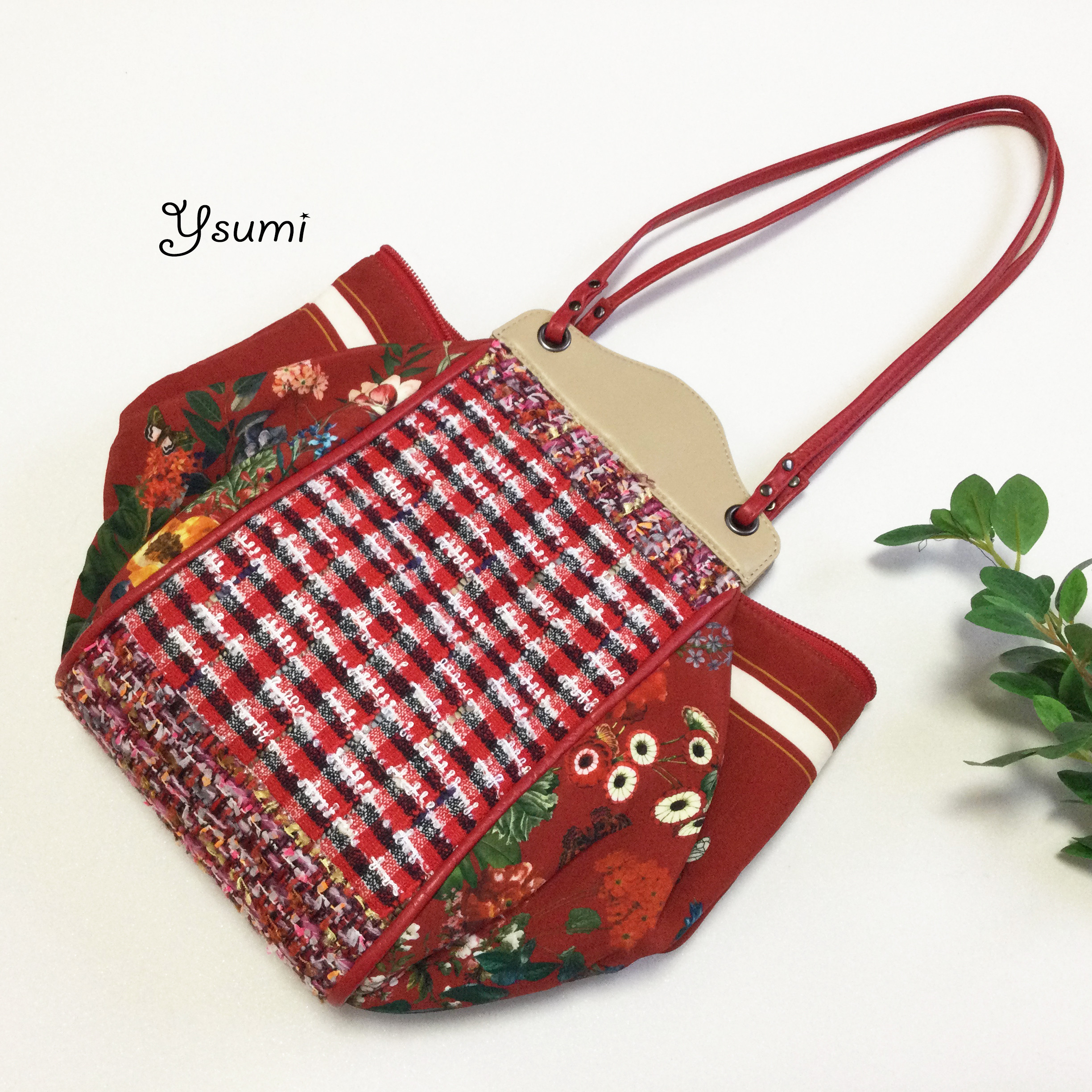 インポートプリントとツイード生地使った遊び心満載のバッグ。革がアクセントの赤い細い手紐とのバランスが絶妙！