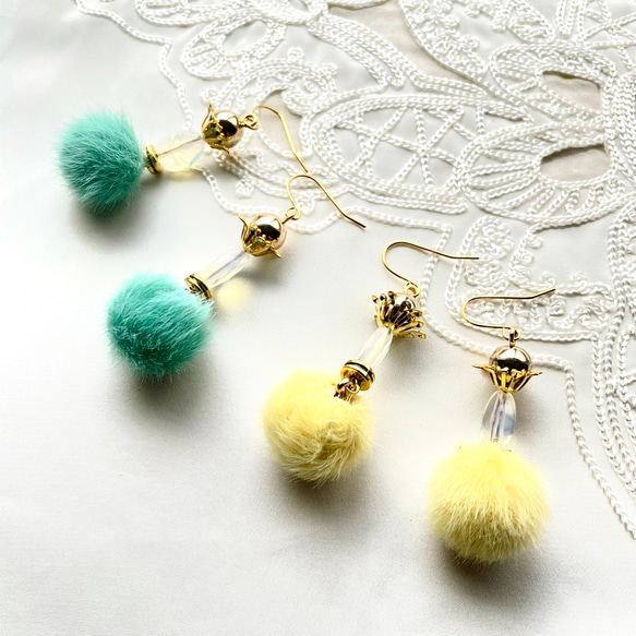 シンセティックオパール　ドロップピアス シンセティックオパールのティアドロップとフェイクファーボール