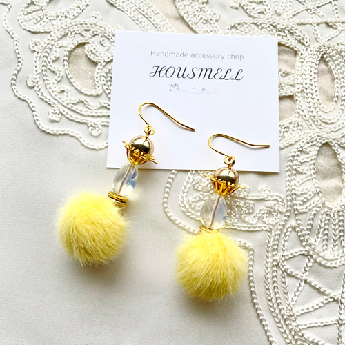 シンセティックオパール　ドロップピアス シンセティックオパールのティアドロップとフェイクファーボール