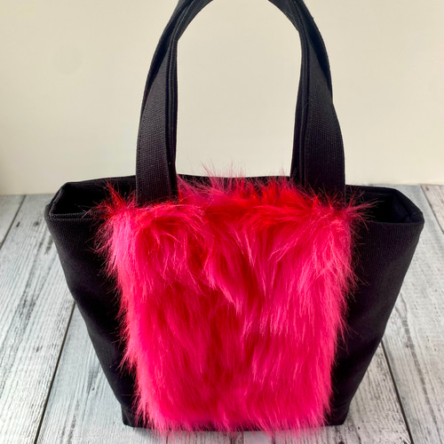 ビビットピンクが個性的！フェイクファーのトートバッグ【Sサイズ