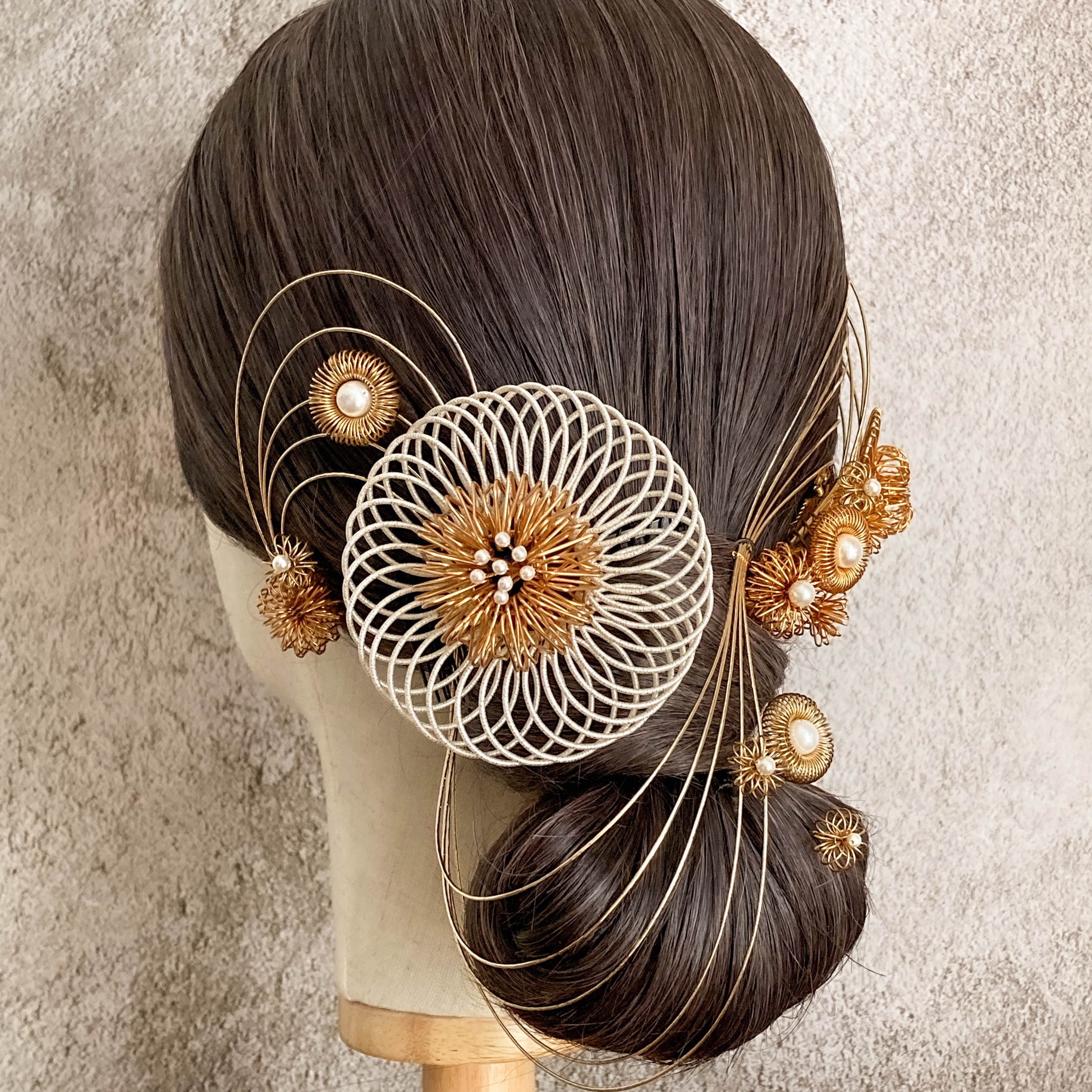 白×ゴールドの髪飾り　水引　成人式　卒業式　和装　結婚式　ウエディング　袴　前撮り　振袖　着物　和婚