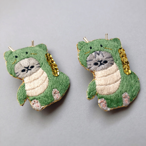 龍になる猫の刺繍ブローチ 8枚目の画像