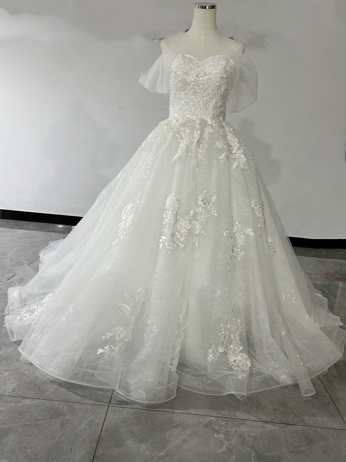 送料無料！美品！ 上品花レース  キラキラチュール  ウエディングドレス    /挙式/前撮り/結婚式