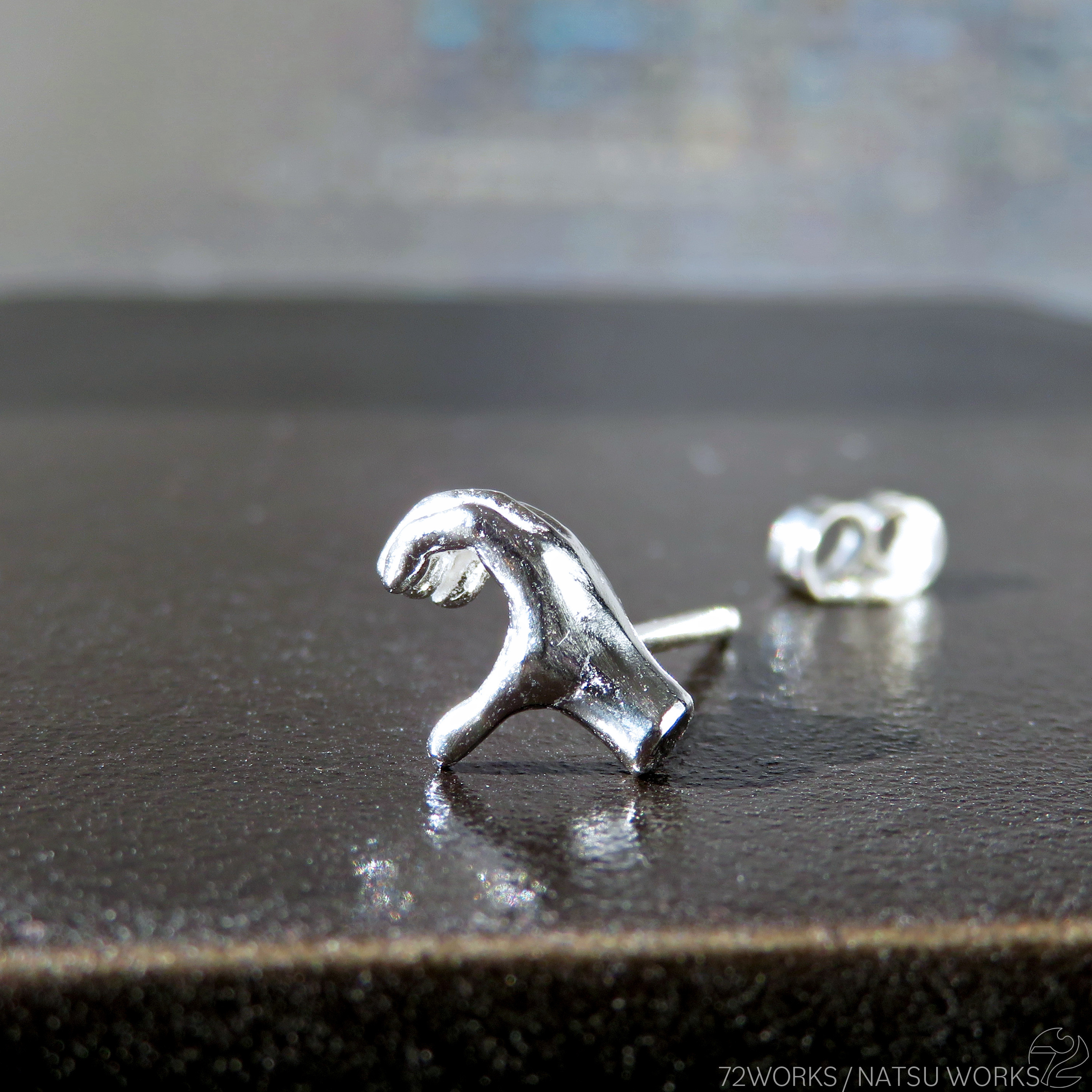 手のピアス HEART R / HAND ear piercings